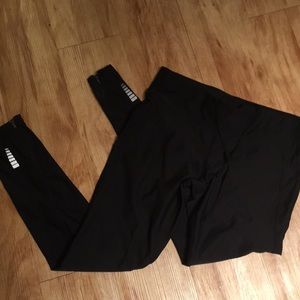 Black leggings, zips and reflectors at ankles